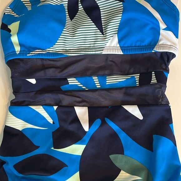 NIKE Women's Mesh Floral Print V-Back One Piece Swimsuit - Picture 5 of 9